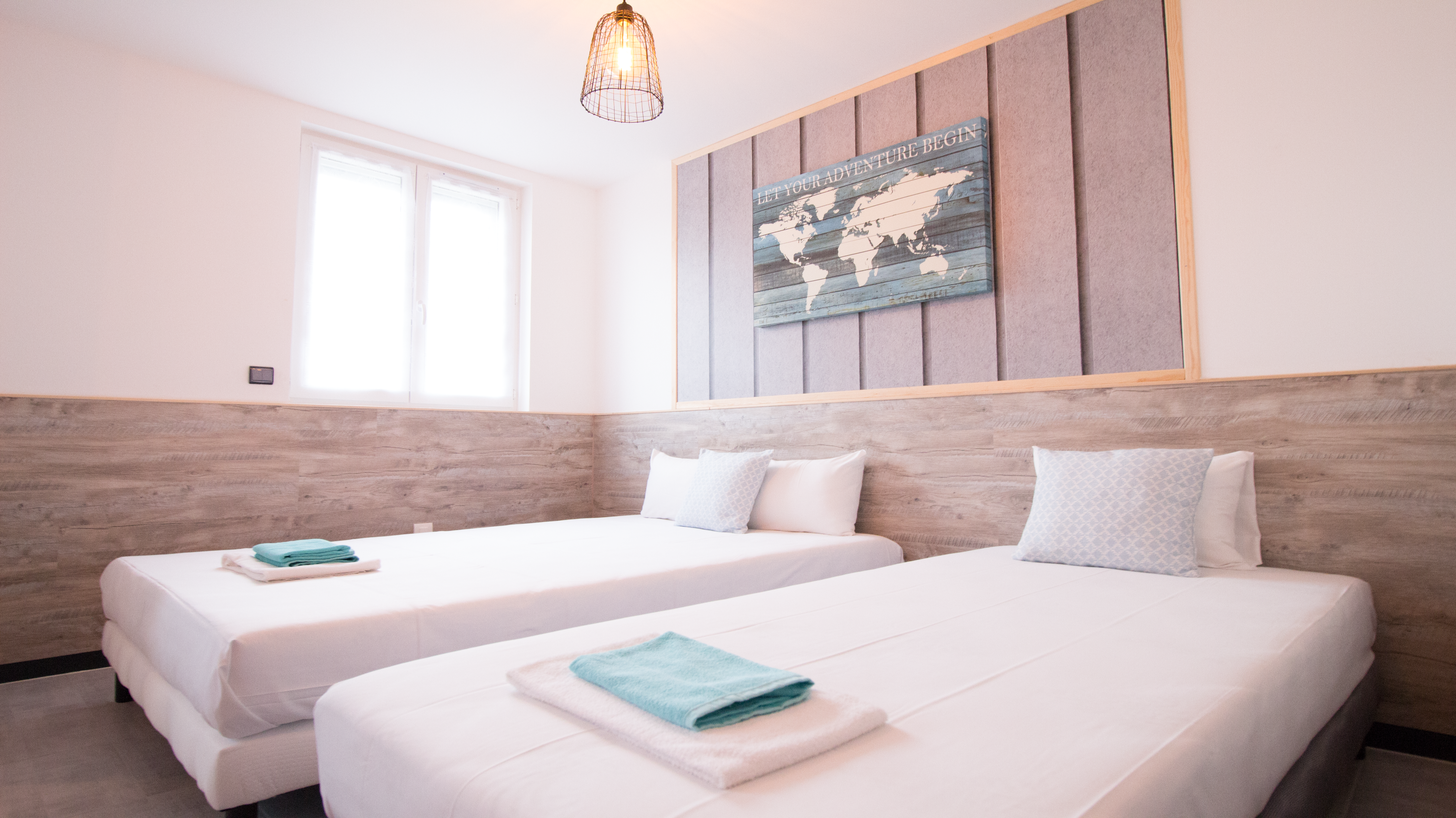 Studio et appartements touristiques modernes, location meublés professionnel du tourisme, personnel à l'écoute en journée, accès libre par codes d'accès 24/7, ambiance chaleureuse et confortable.